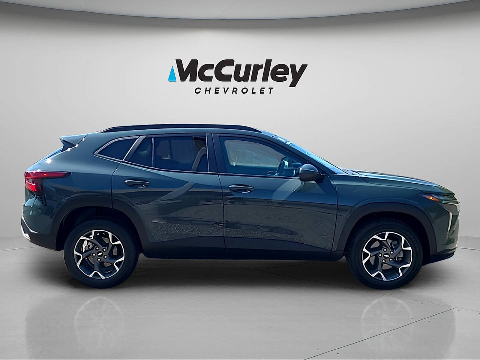 Used 2025 Chevrolet Trax LT FWD image 8