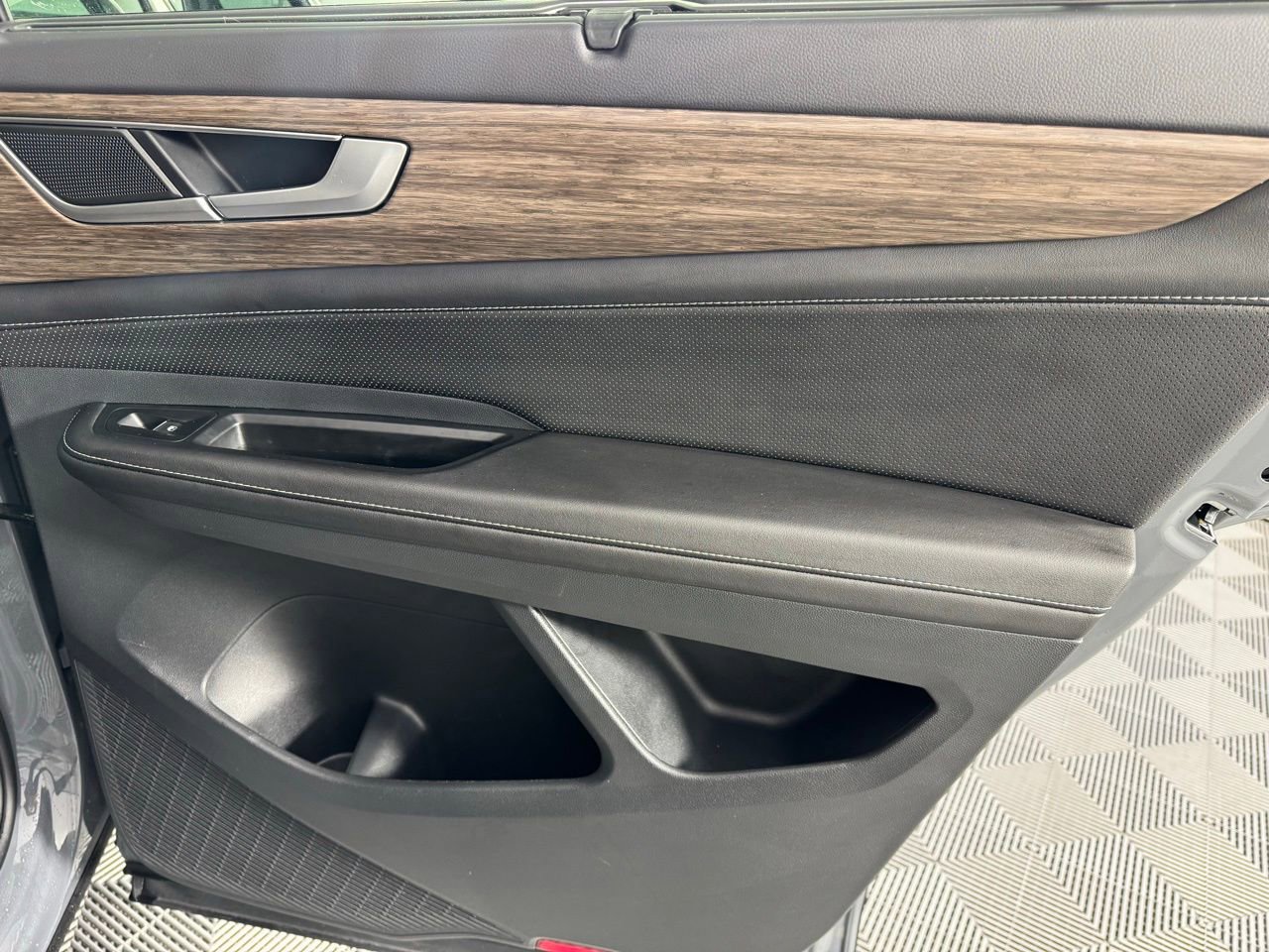 Used 2025 Volkswagen Atlas SEL image 32