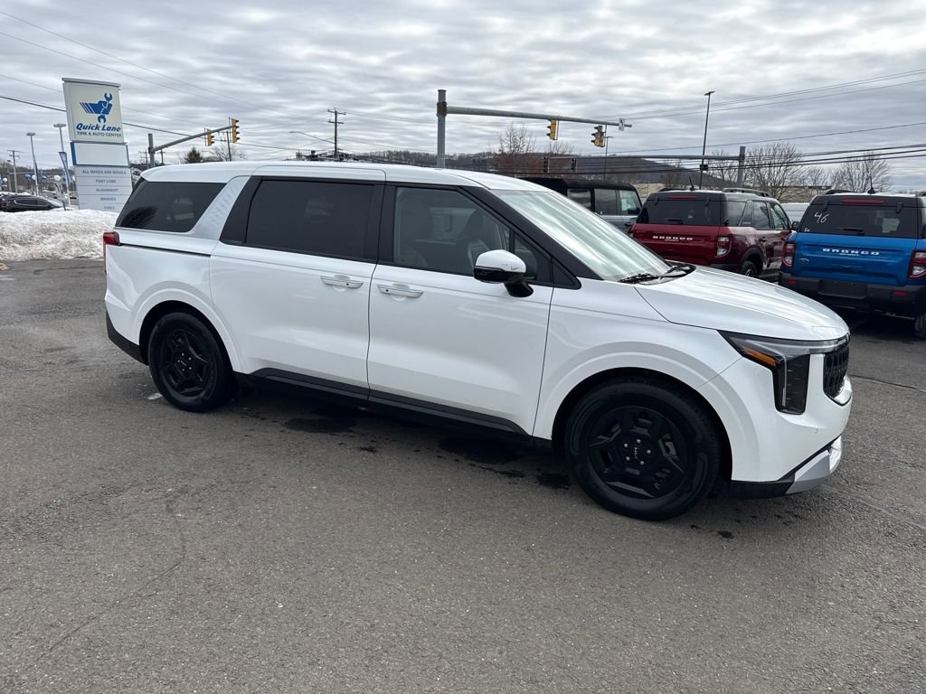 Used 2025 Kia Carnival image 2