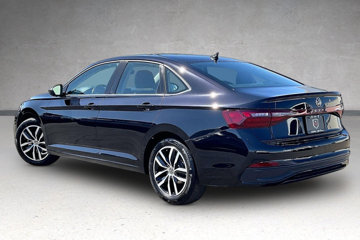 Used 2025 Volkswagen Jetta SE FWD image 29