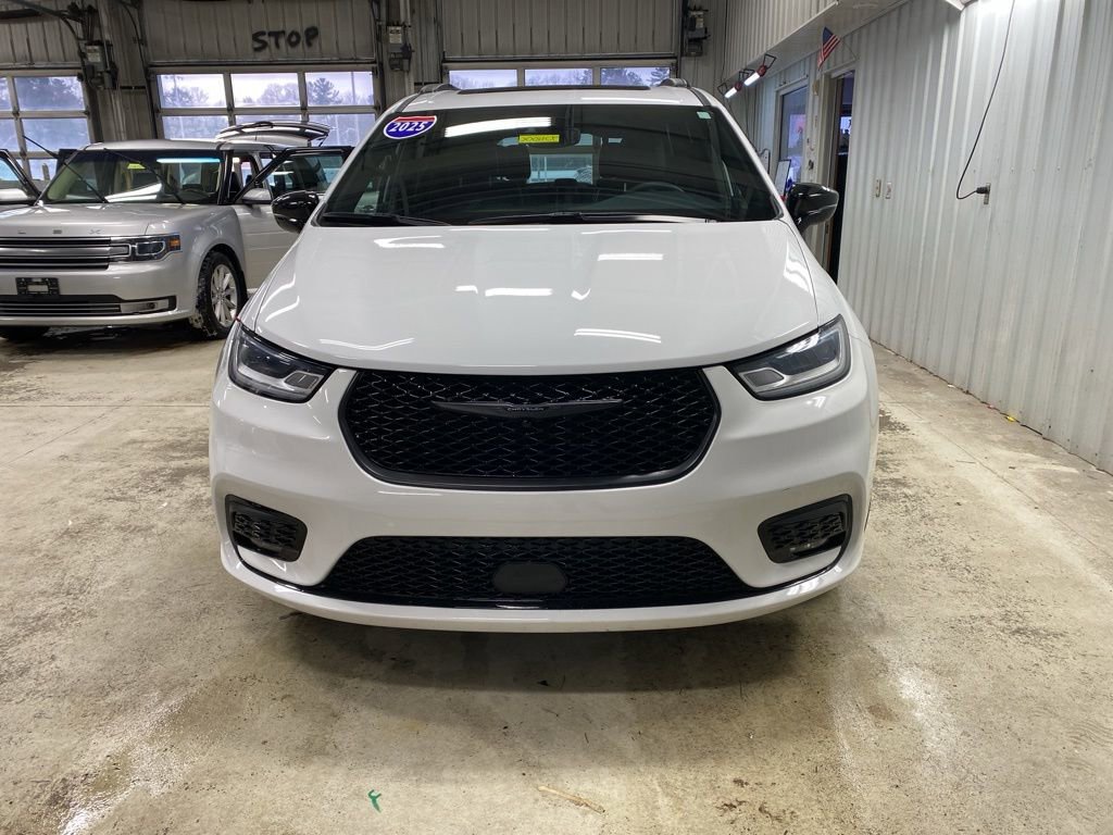 Used 2025 Chrysler Pacifica Limited image 6