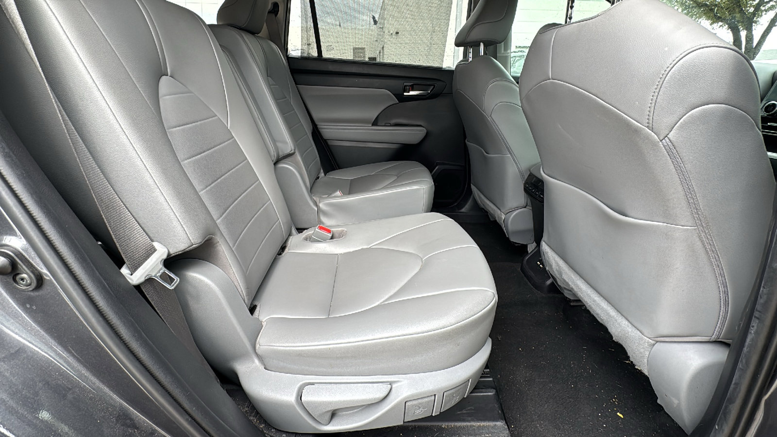 Used 2020 Toyota Highlander XLE image 25