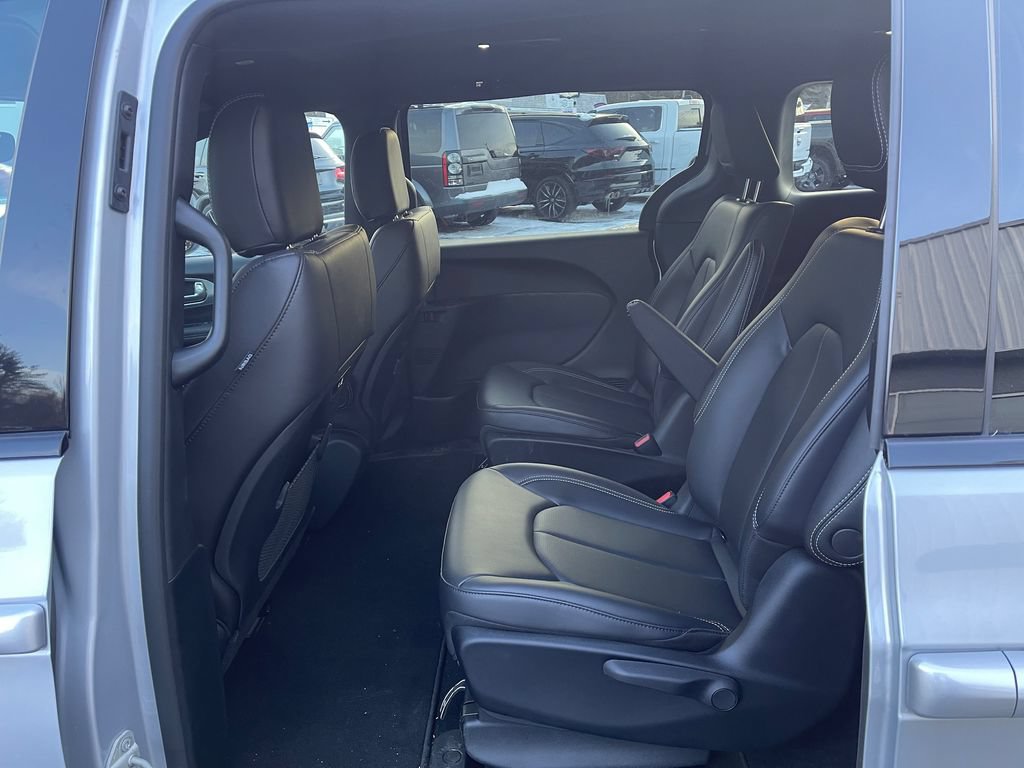 New 2023 Chrysler Pacifica Touring-L w/ S Appearance Package FWD image 12