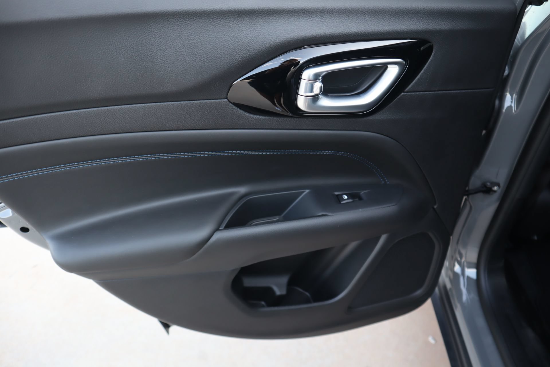 New 2026 Jeep Compass Latitude AWD/4WD image 16