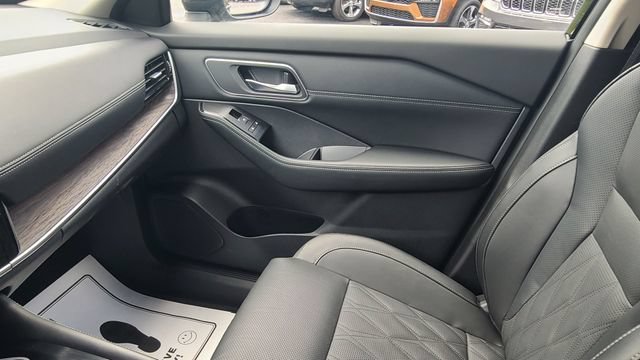 Used 2025 Nissan Rogue Platinum AWD/4WD image 16