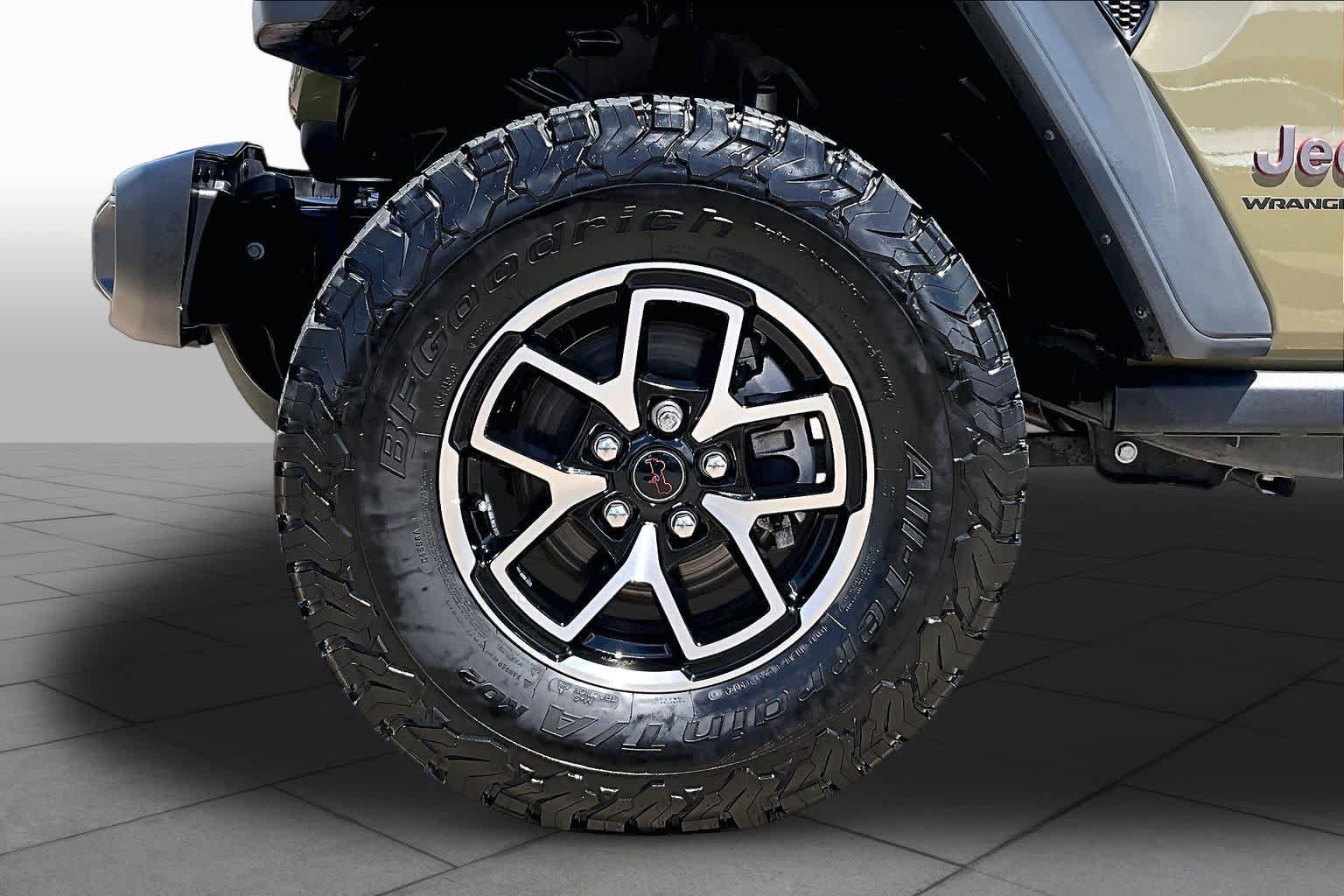 Used 2025 Jeep Wrangler Unlimited Rubicon w/ Convenience Group AWD/4WD image 11