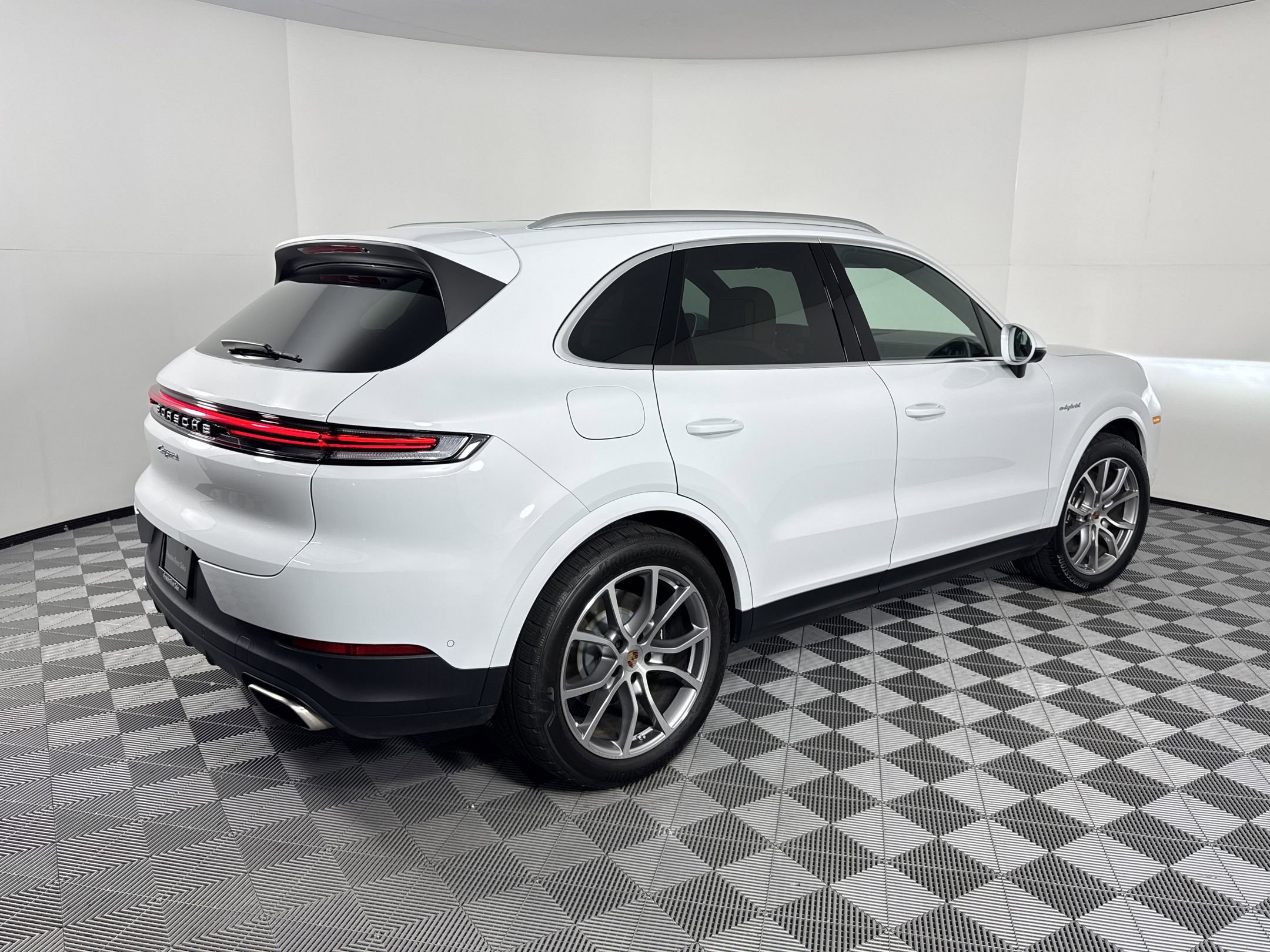 Certified 2025 Porsche Cayenne E-Hybrid image 9