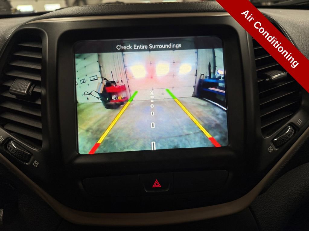 Used 2017 Jeep Cherokee Latitude w/ Cold Weather Group AWD/4WD image 26