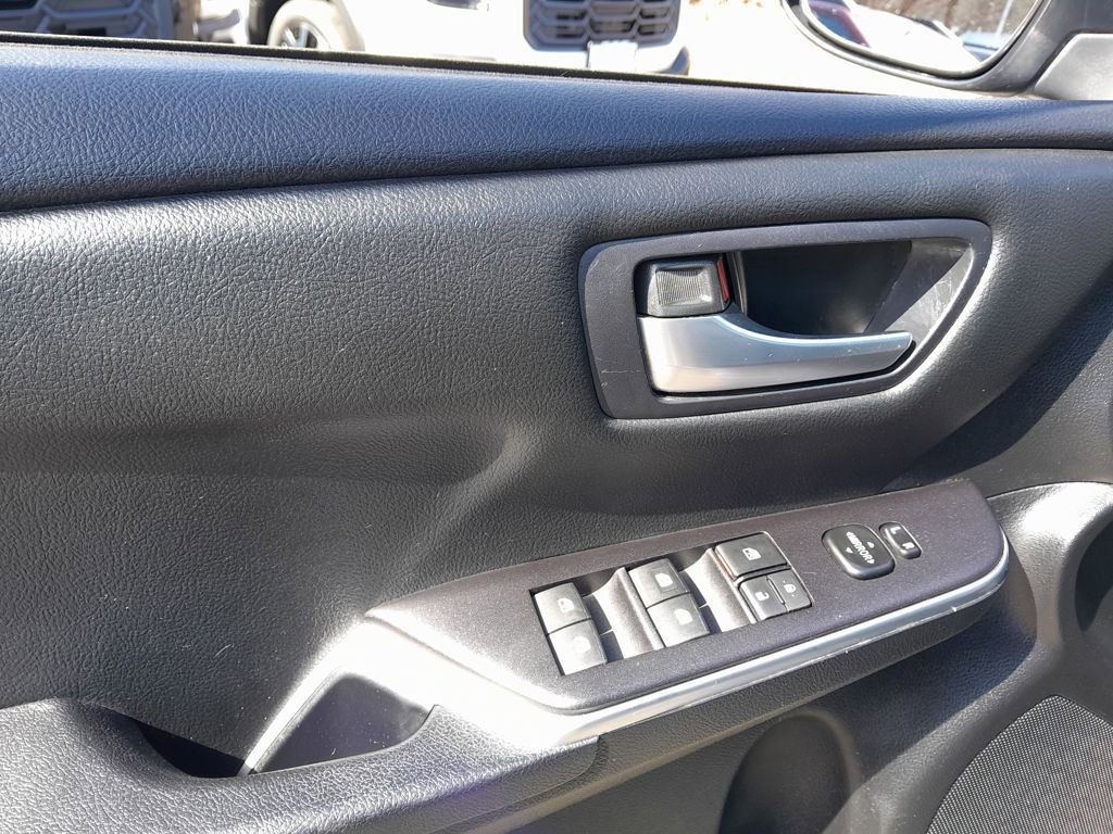 Used 2016 Toyota Camry LE image 12