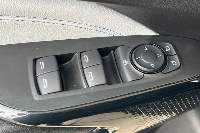 Used 2025 Chevrolet Trax LT FWD image 12