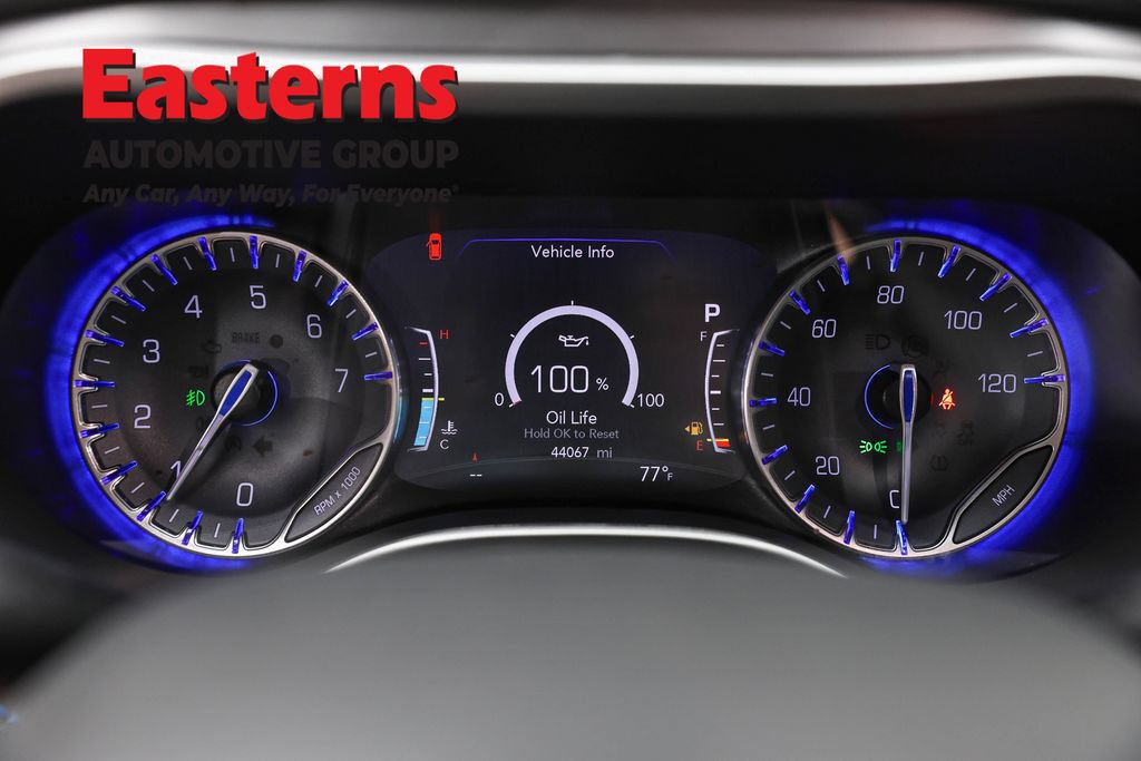 Used 2021 Chrysler Pacifica Touring-L FWD image 18