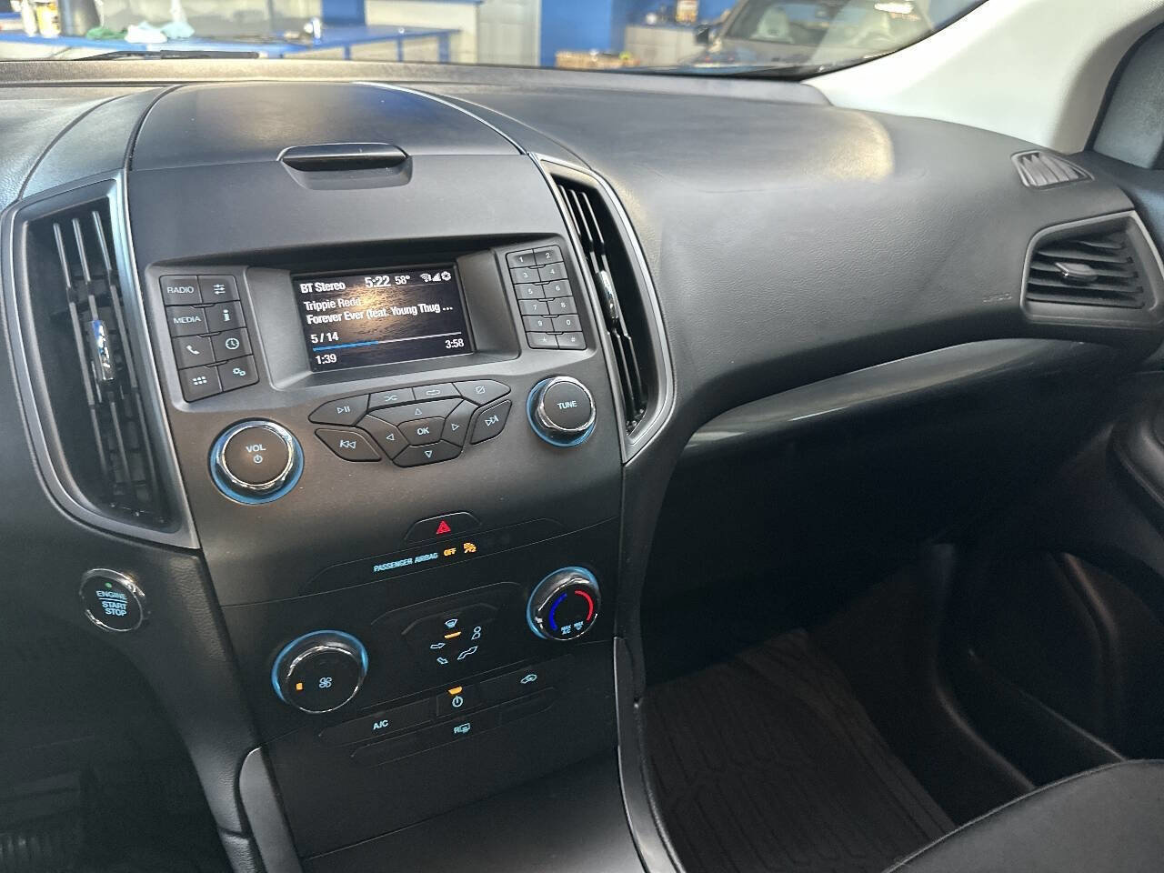 Used 2019 Ford Edge SE image 23