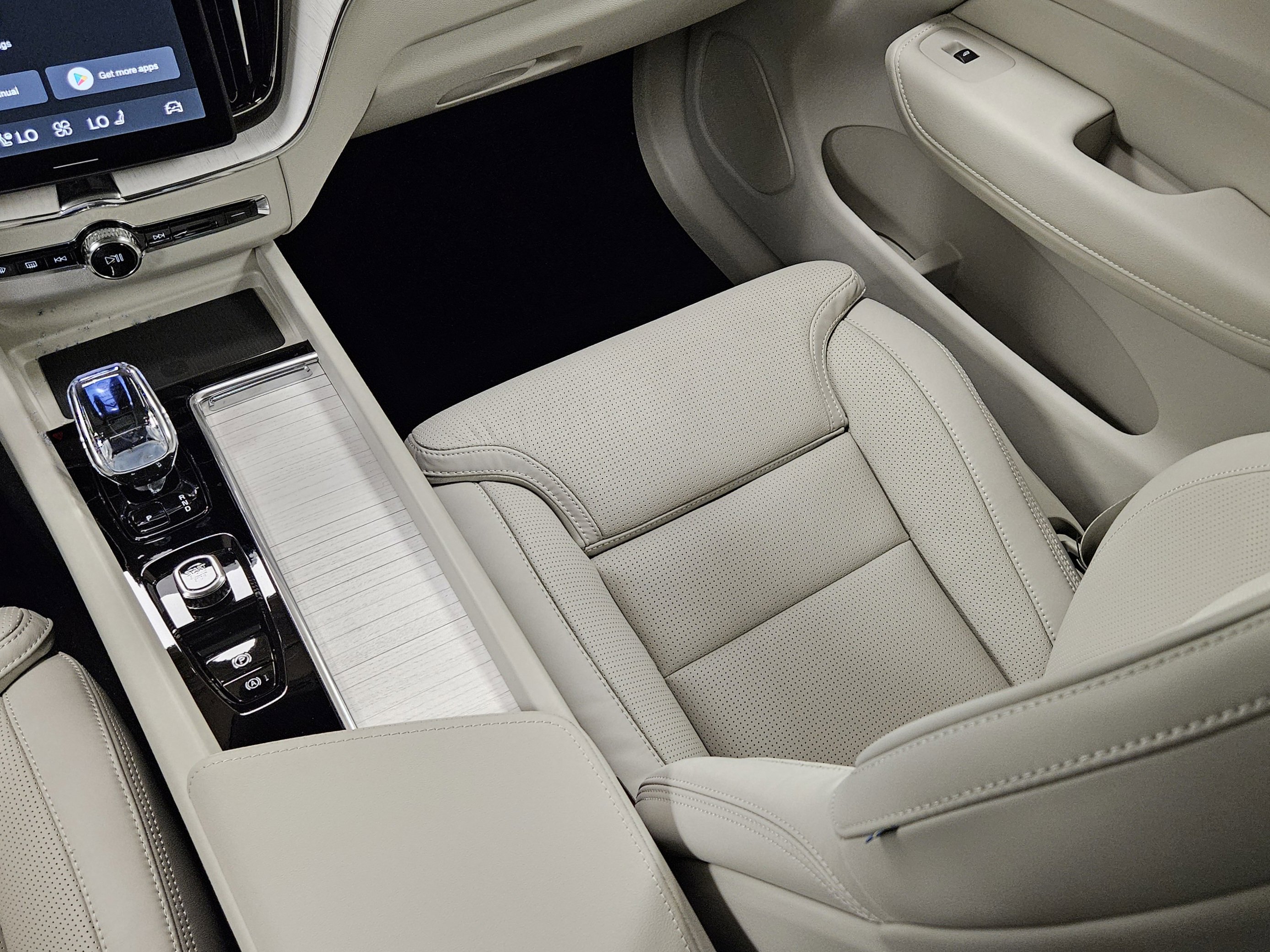 New 2026 Volvo XC60 B5 Ultra w/ Climate Package image 17