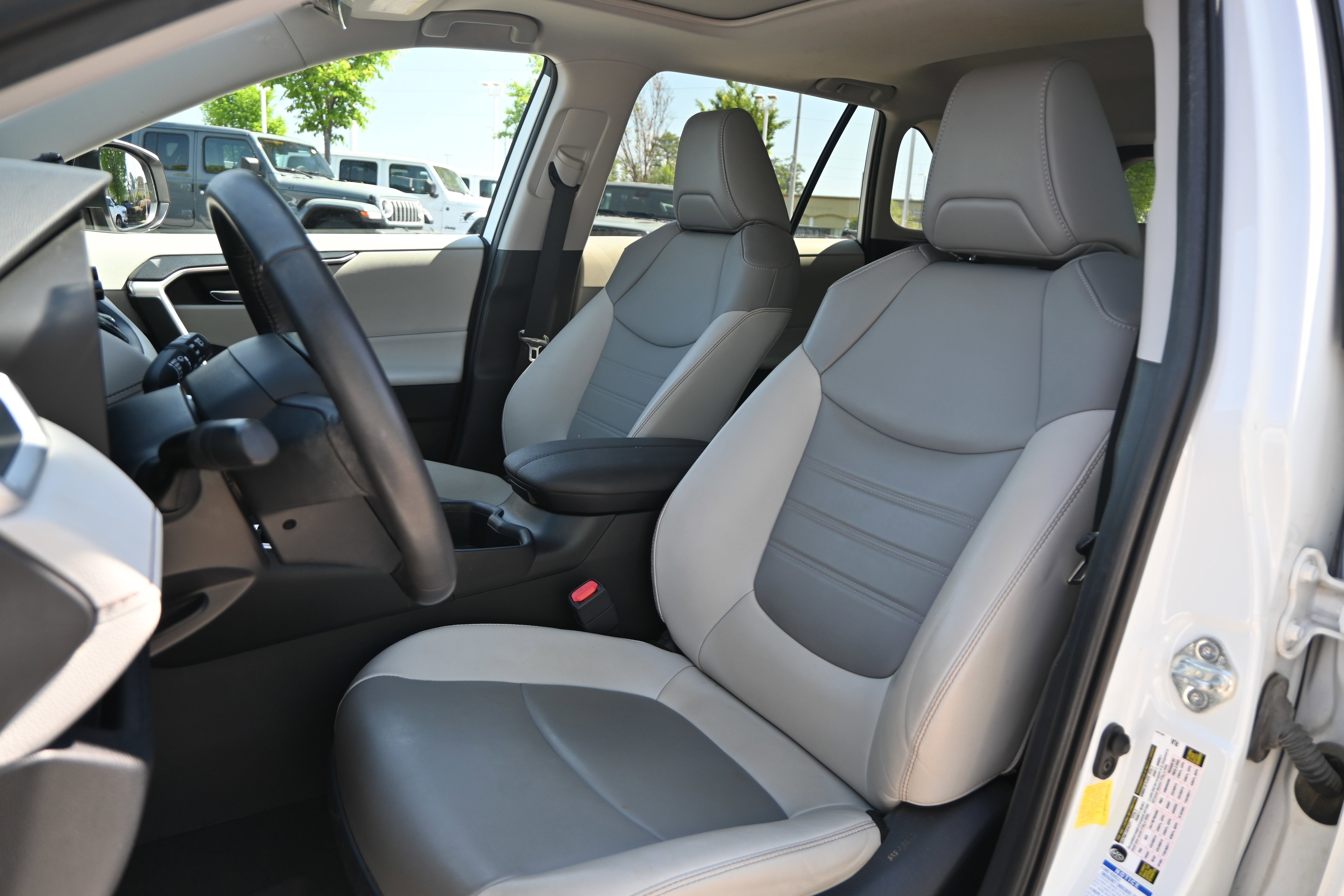 Used 2022 Toyota RAV4 XLE Premium image 7