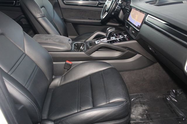 Used 2021 Porsche Cayenne GTS w/ Premium Package image 27