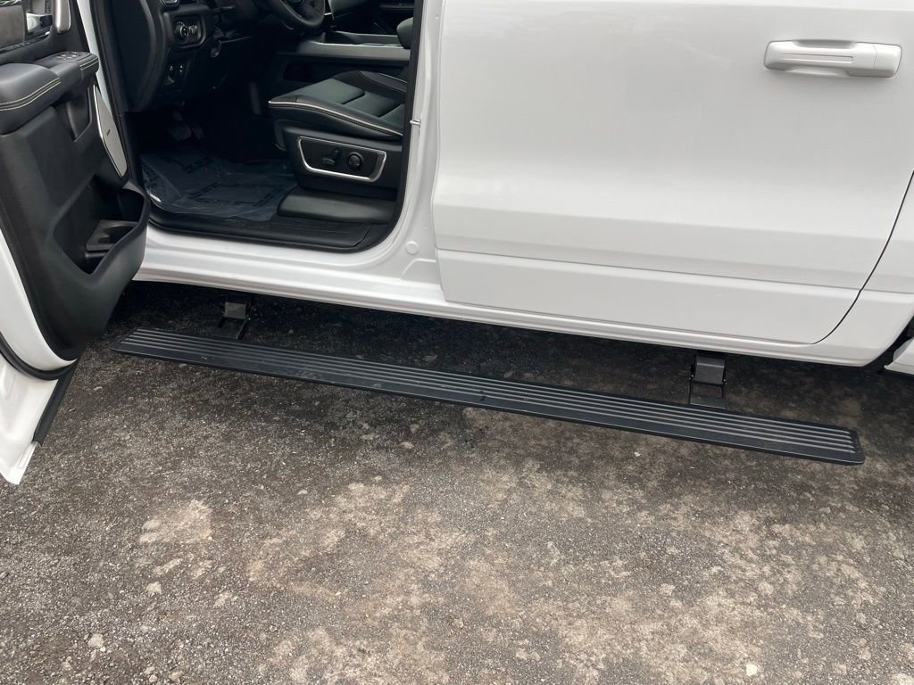 New 2026 RAM 1500 Laramie AWD/4WD image 9