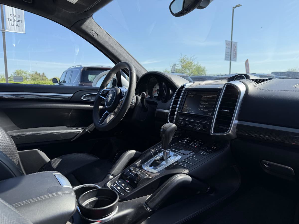Used 2016 Porsche Cayenne Turbo AWD/4WD image 18