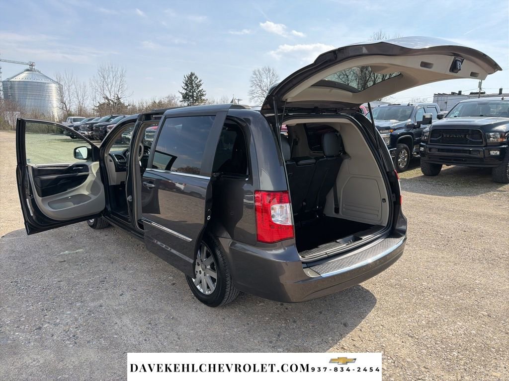 Used 2015 Chrysler Town & Country Touring image 27