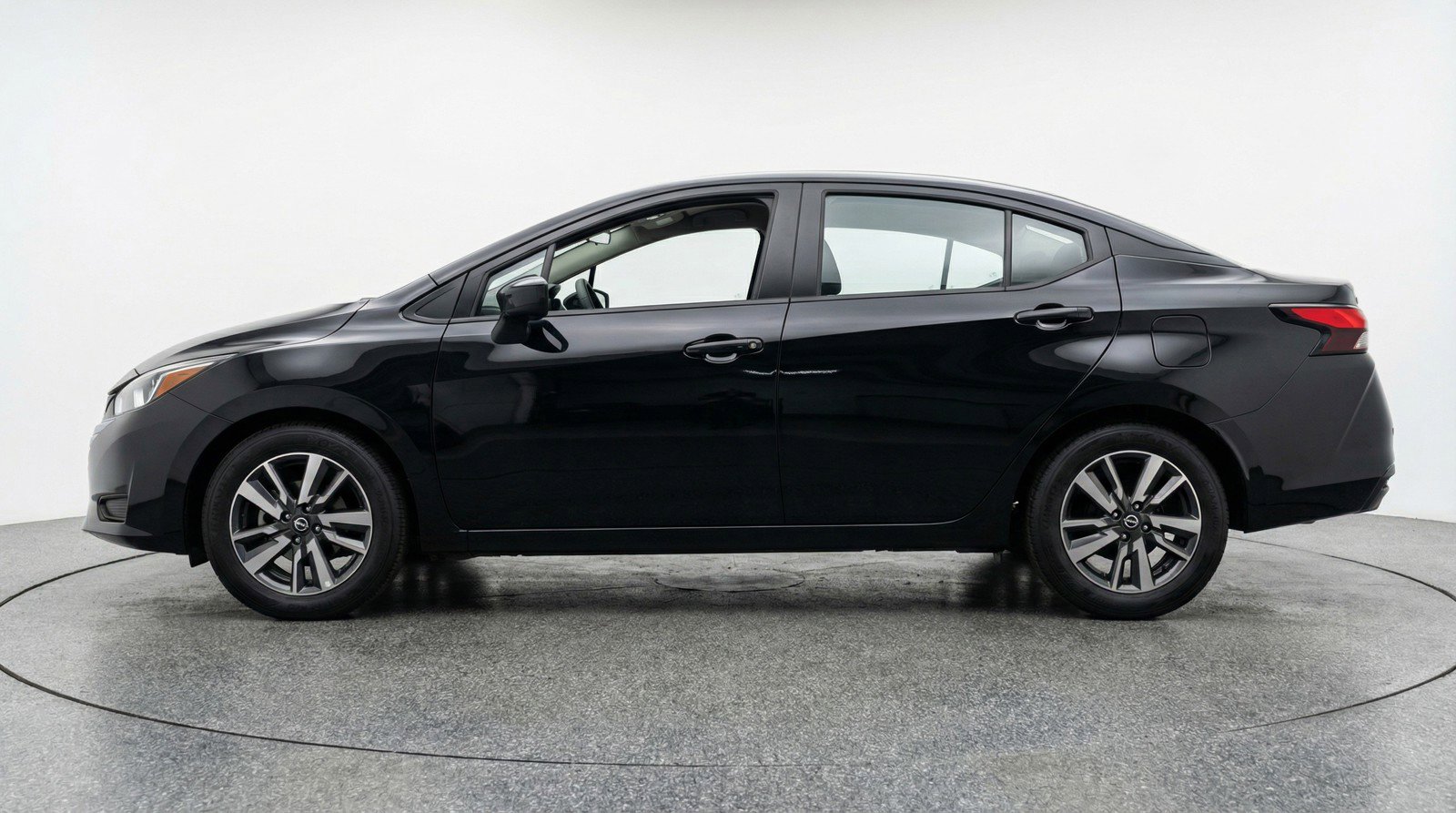 Used 2025 Nissan Versa SV FWD image 5