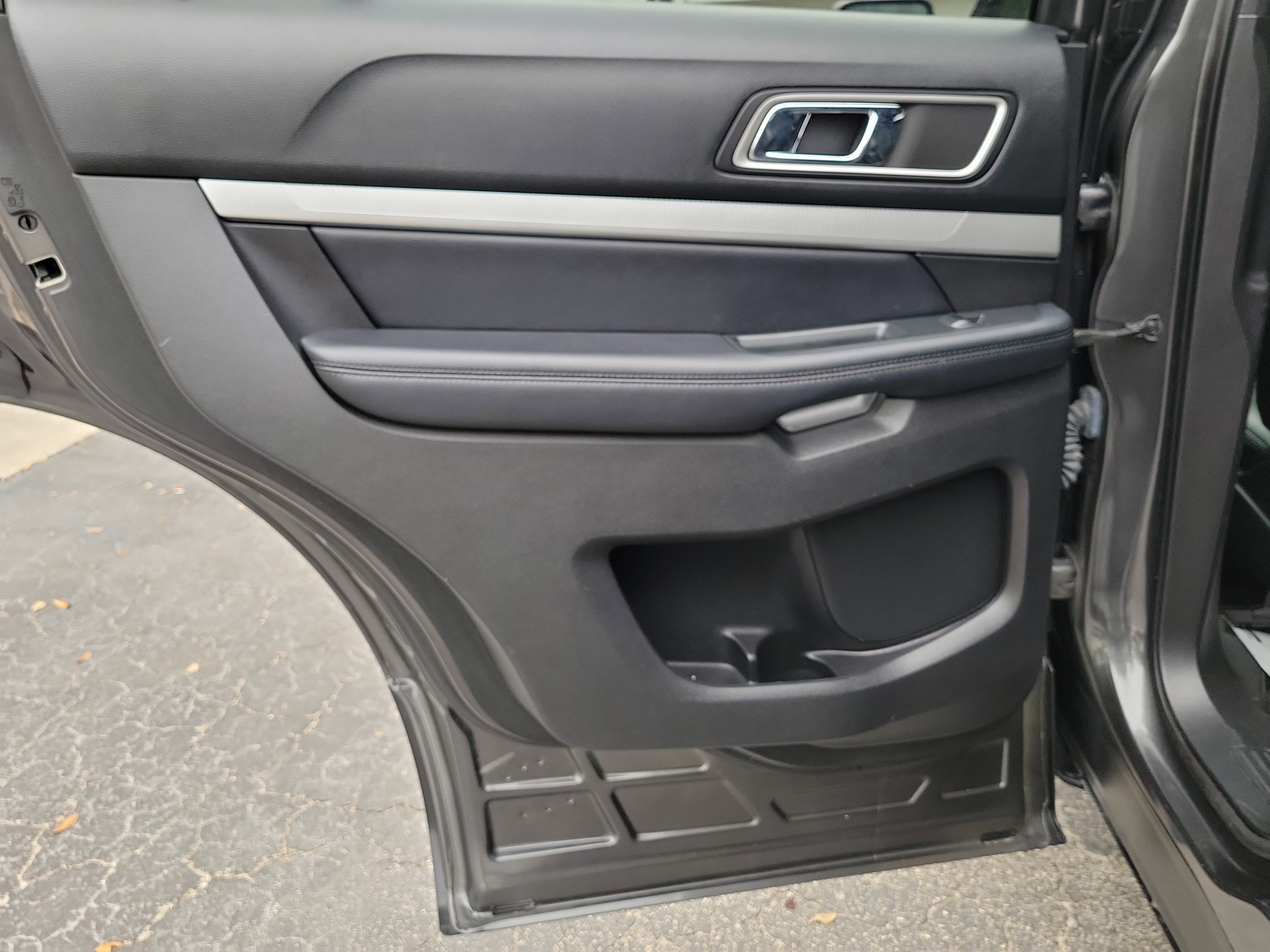Used 2017 Ford Explorer XLT w/ Equipment Group 202A FWD image 10