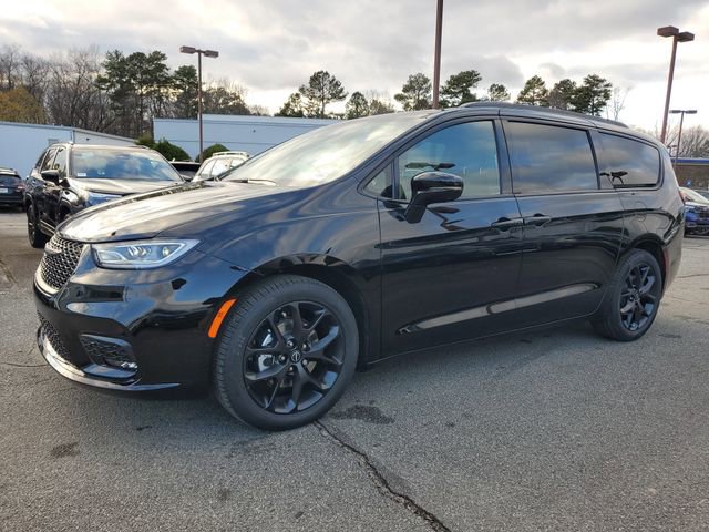 New 2026 Chrysler Pacifica Select w/ S Appearance Package image 3