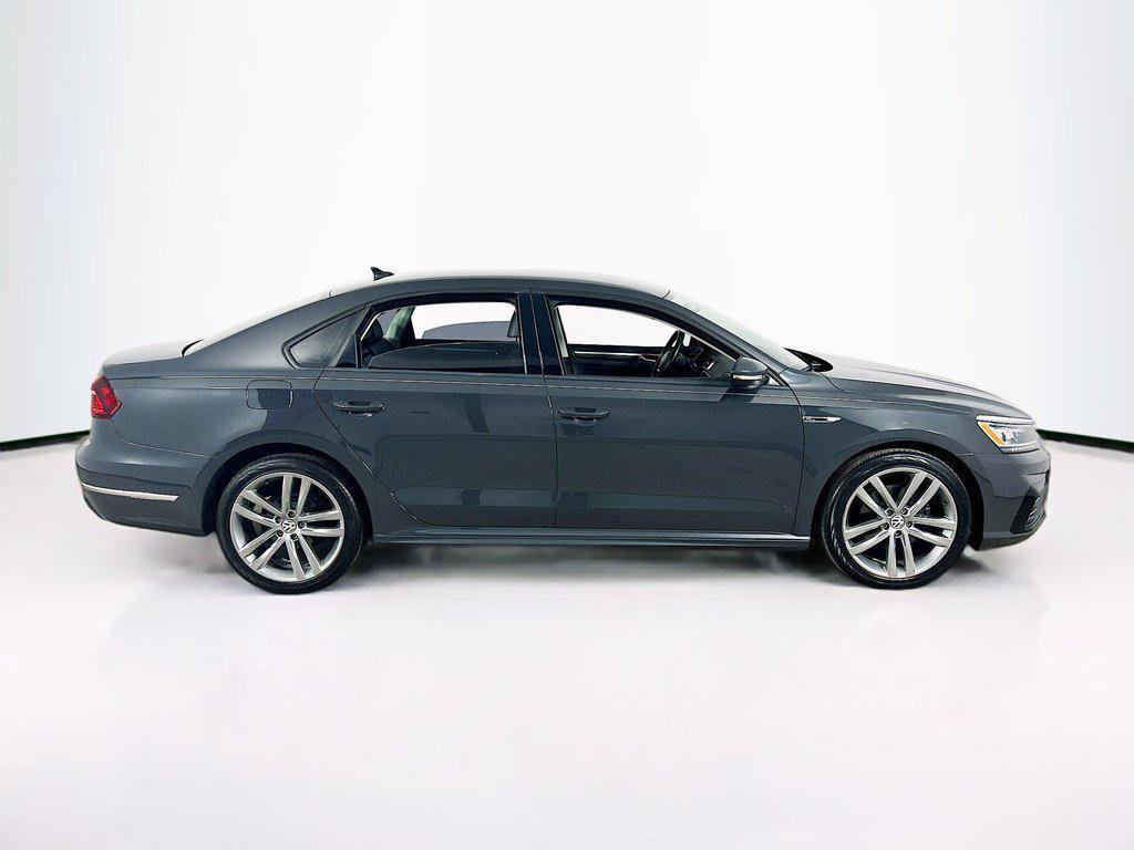 Used 2018 Volkswagen Passat 2.0T R-Line w/ R-Line Lighting Package FWD image 4