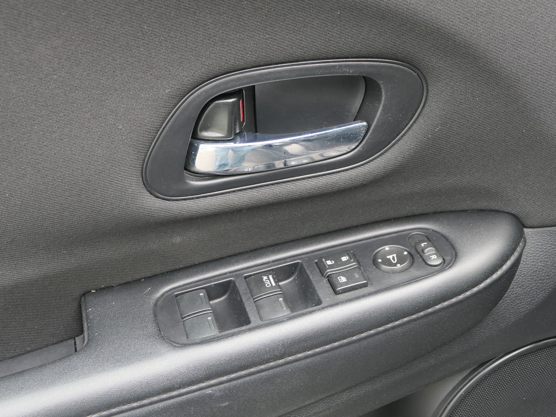 Used 2021 Honda HR-V LX image 14