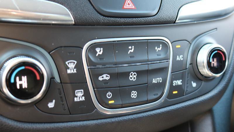 Used 2020 Chevrolet Equinox LT w/ Driver Convenience Package image 11