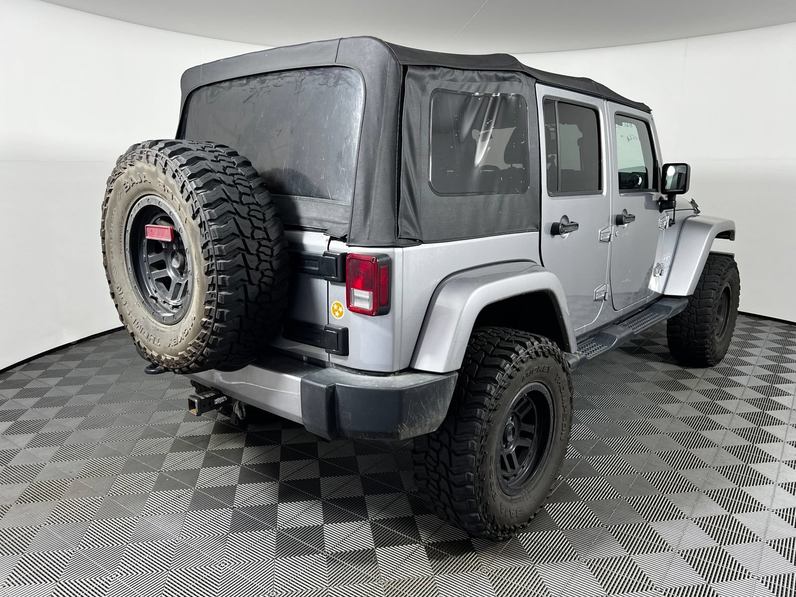 Used 2018 Jeep Wrangler Unlimited Sahara AWD/4WD image 5