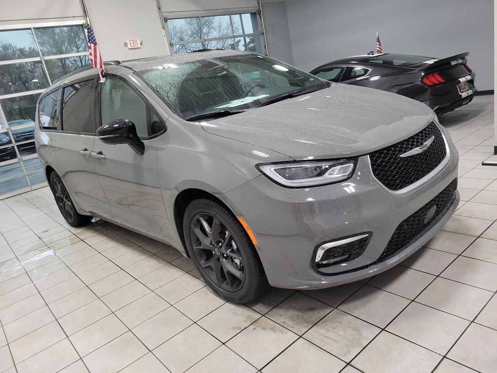 Used 2025 Chrysler Pacifica Limited image 11