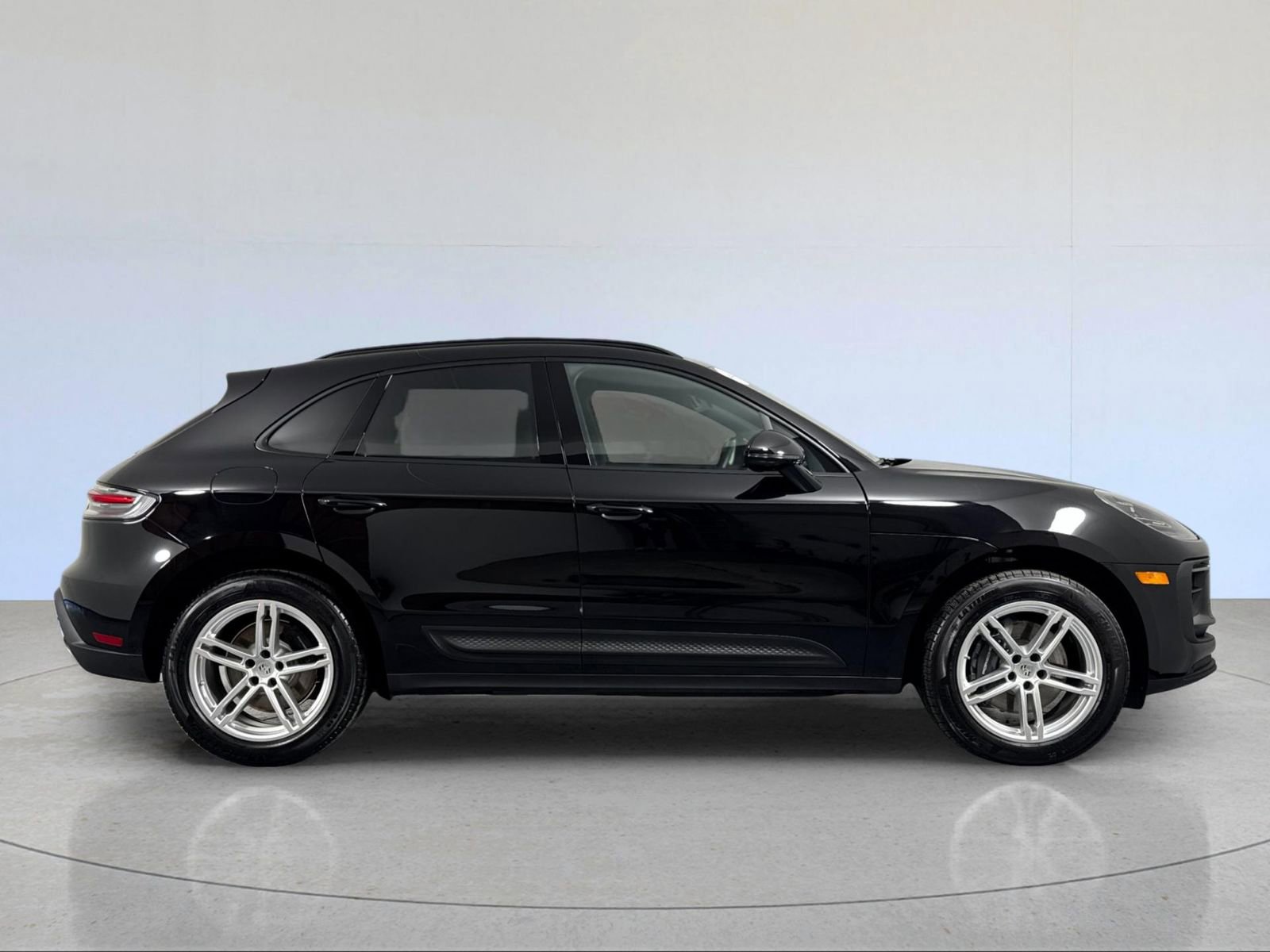 Certified 2025 Porsche Macan image 9