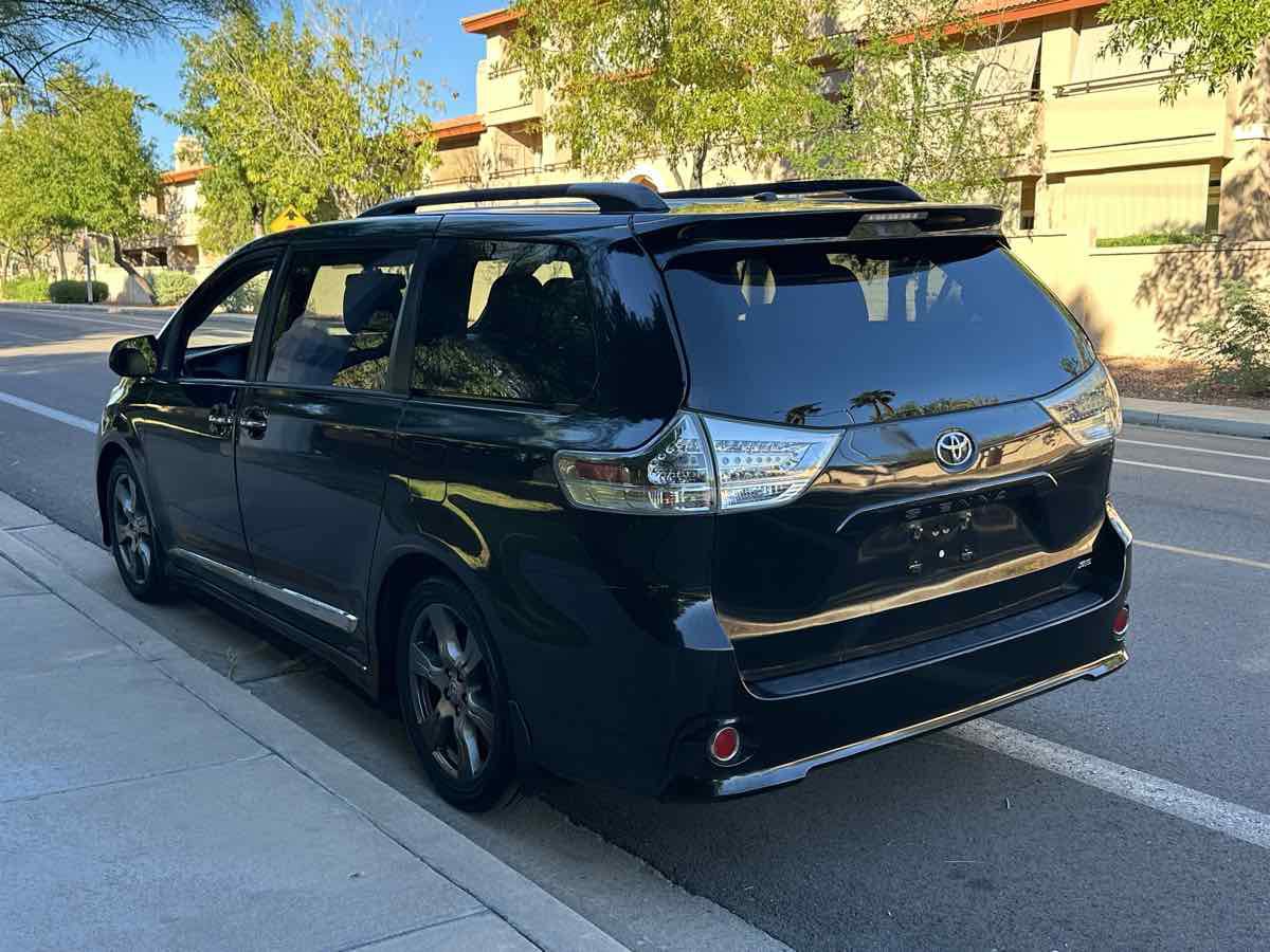 Used 2017 Toyota Sienna SE w/ SE Preferred Package FWD image 6