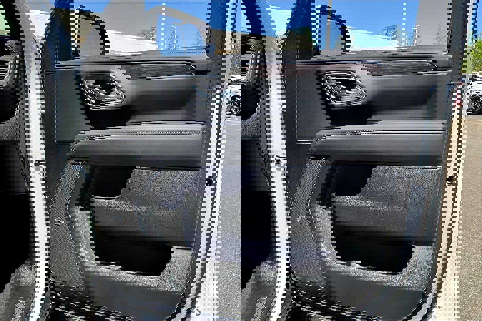 Used 2024 Chevrolet Suburban Z71 w/ Luxury Package image 21