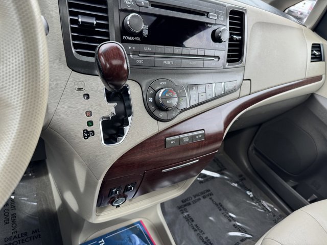 Used 2012 Toyota Sienna XLE image 17