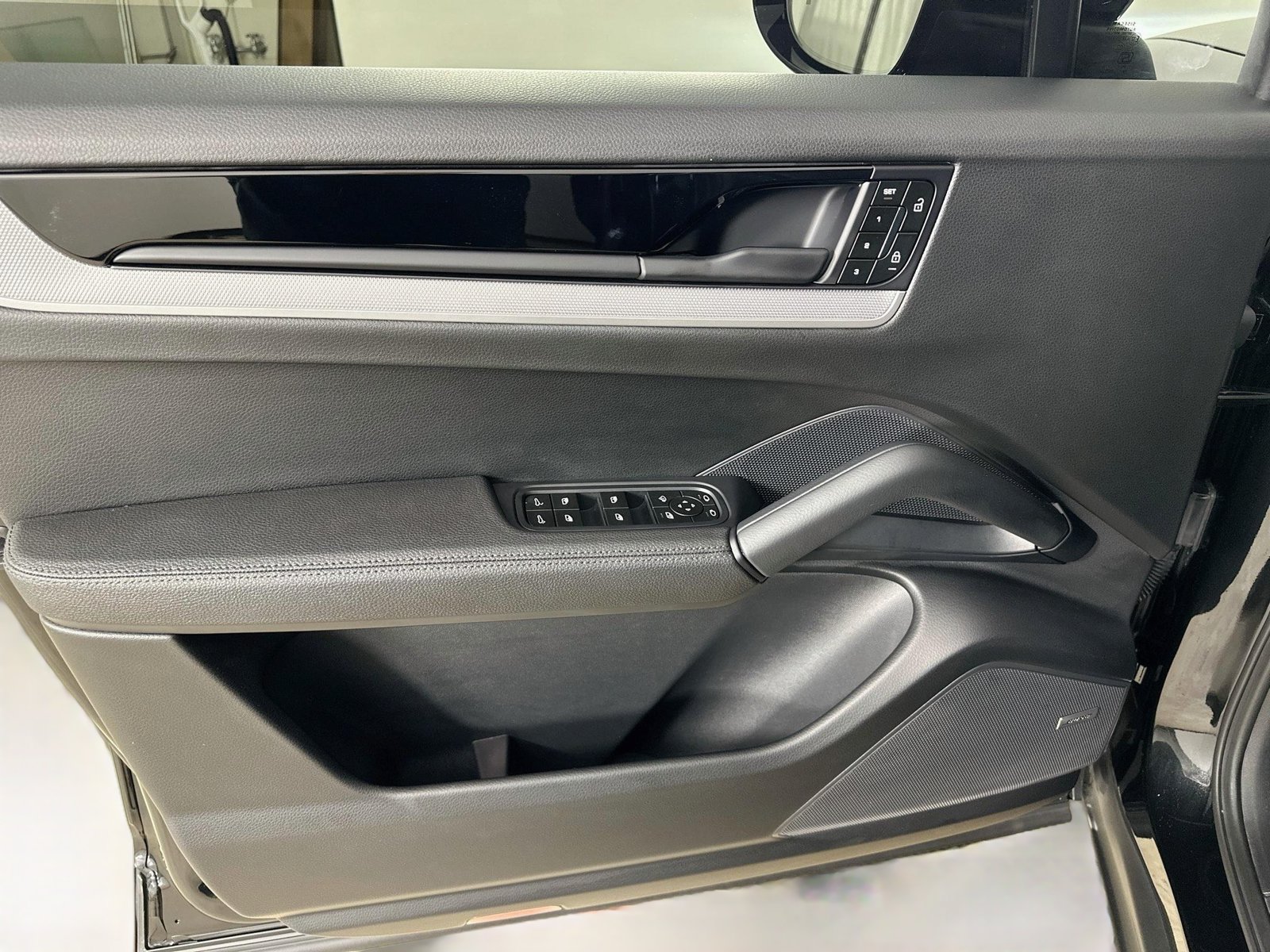 Certified 2025 Porsche Cayenne S AWD/4WD image 16