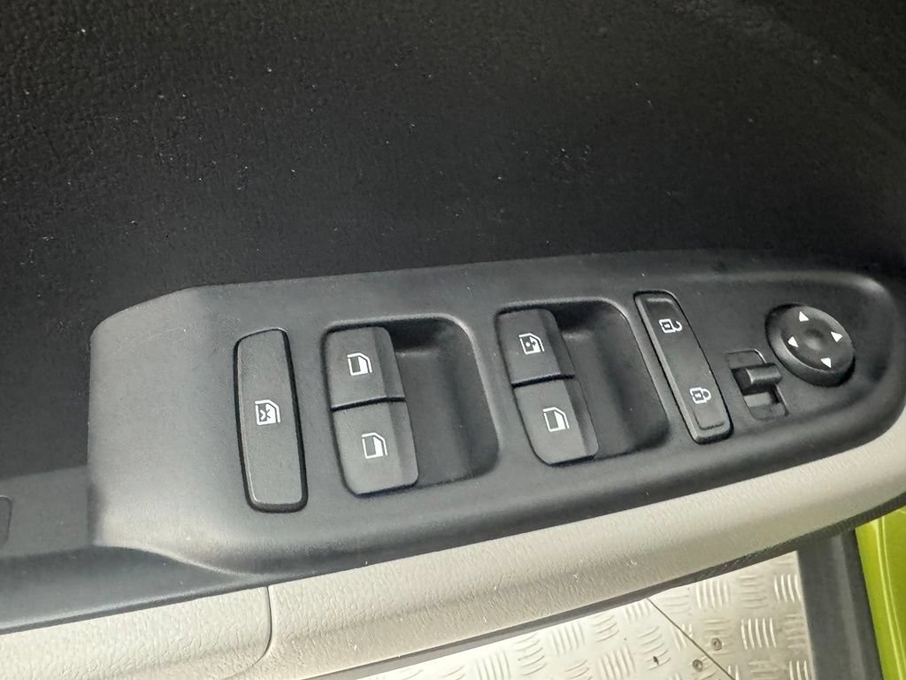 Used 2023 Hyundai Venue SEL FWD image 30