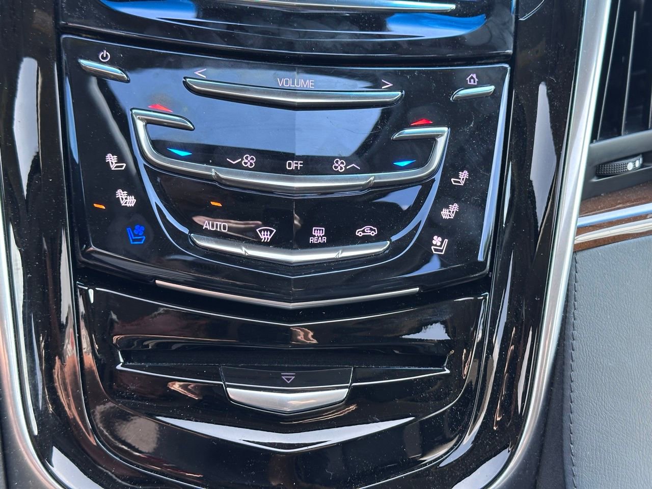 Used 2020 Cadillac Escalade Luxury w/ Escalade Sport Edition image 42