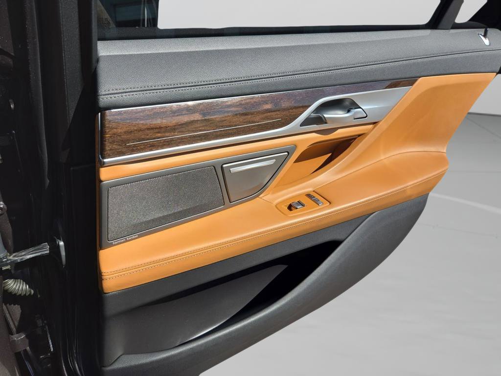 Used 2022 BMW 750i xDrive image 27