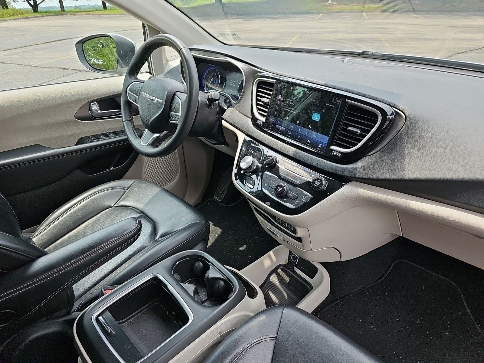 Used 2023 Chrysler Pacifica Touring-L FWD image 13