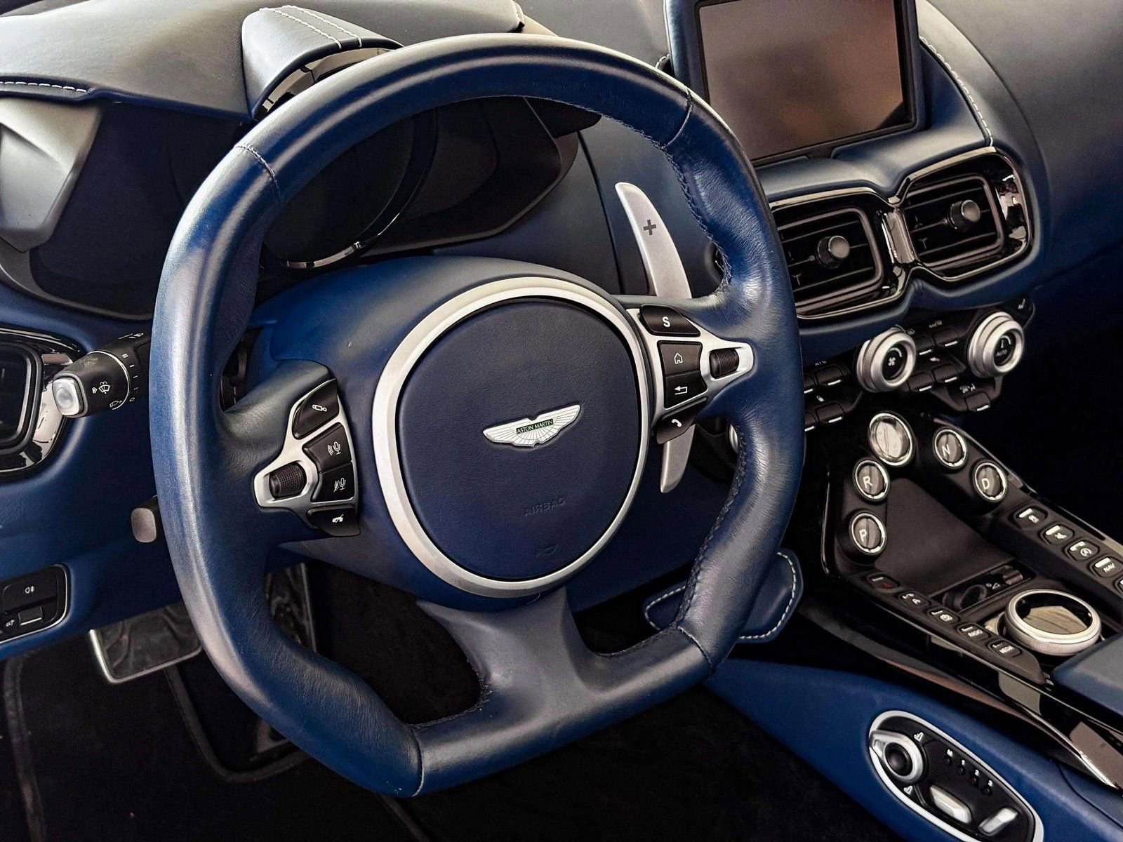 Used 2023 Aston Martin V8 Vantage Roadster image 25