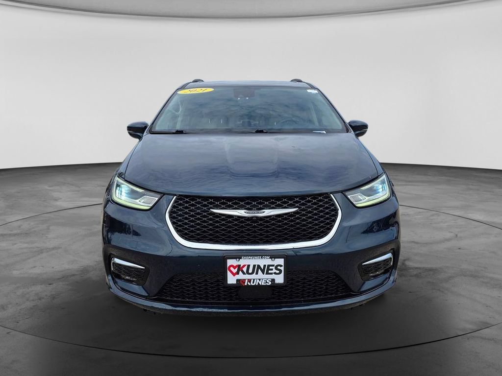 Used 2021 Chrysler Pacifica Touring-L w/ Uconnect Theater Family Group FWD image 3