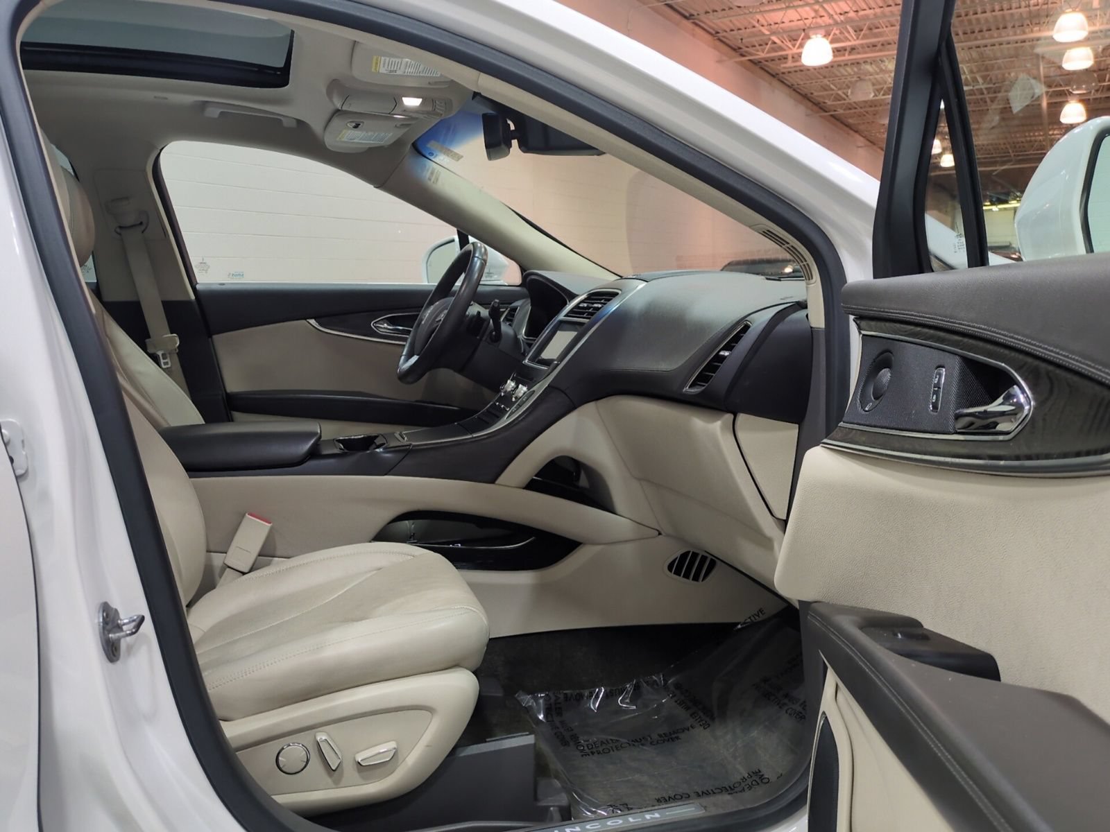Used 2018 Lincoln MKX Reserve w/ Lincoln MKX Climate Package AWD/4WD image 9