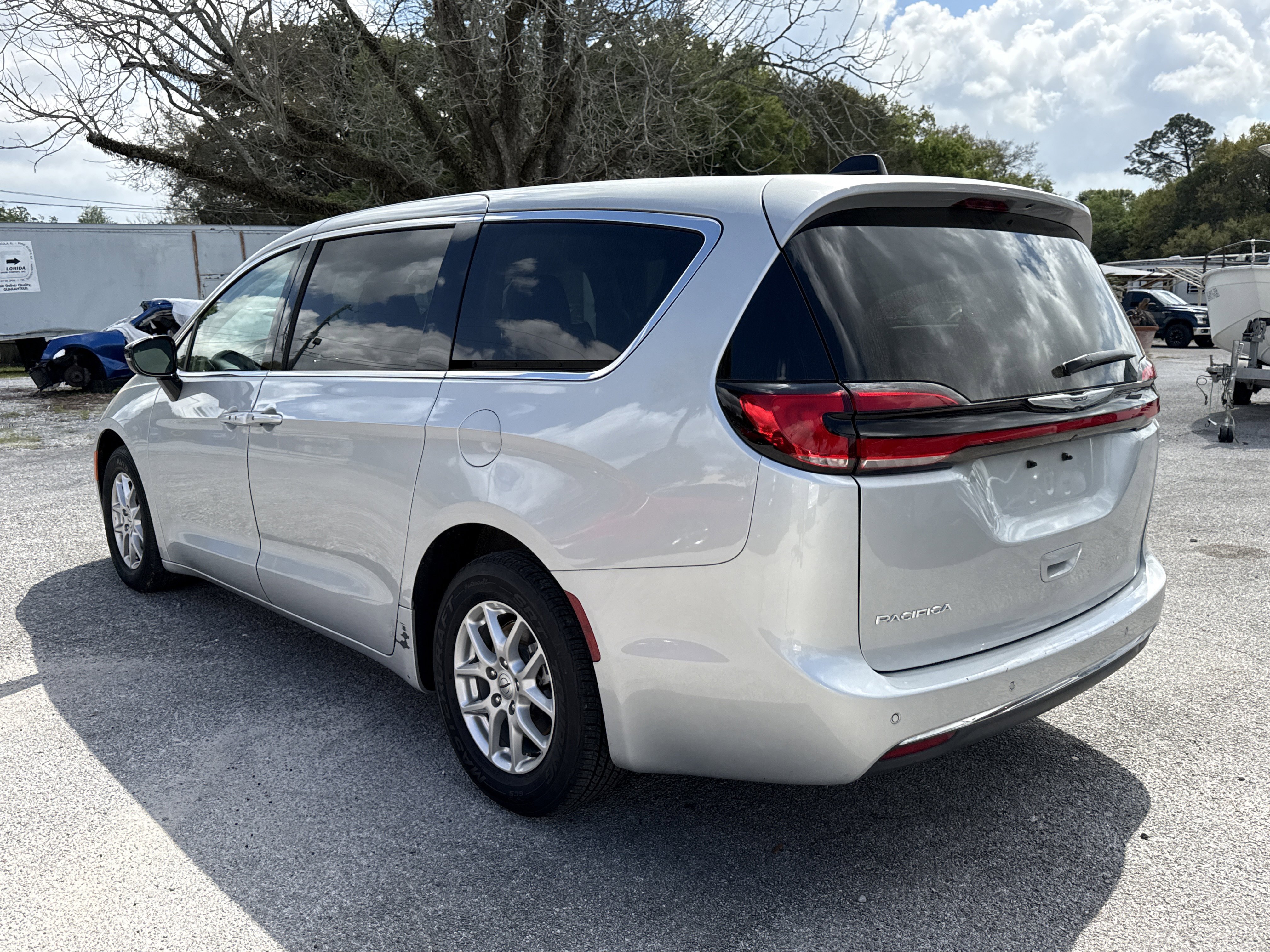 Used 2024 Chrysler Pacifica Touring-L image 3