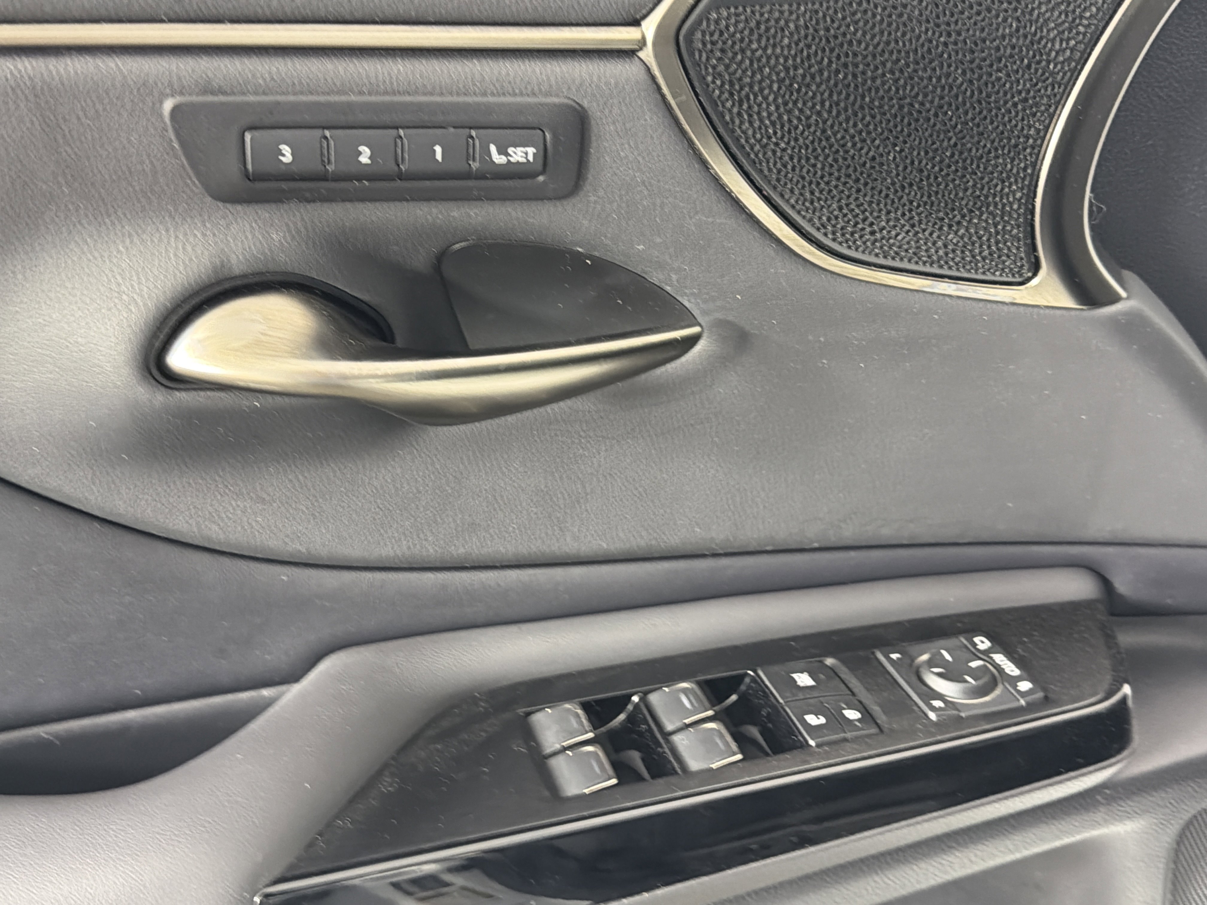 Used 2023 Lexus ES 250 w/ Accessory Package (Z1) AWD/4WD image 7