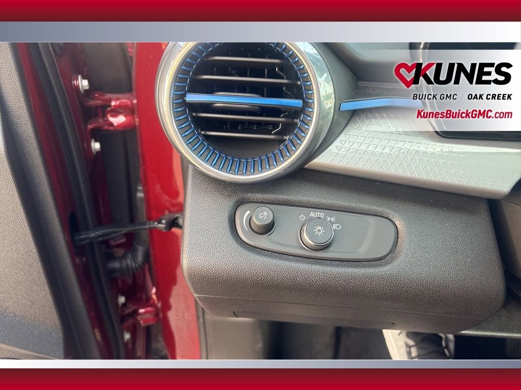 Used 2025 Chevrolet Trax LT image 17