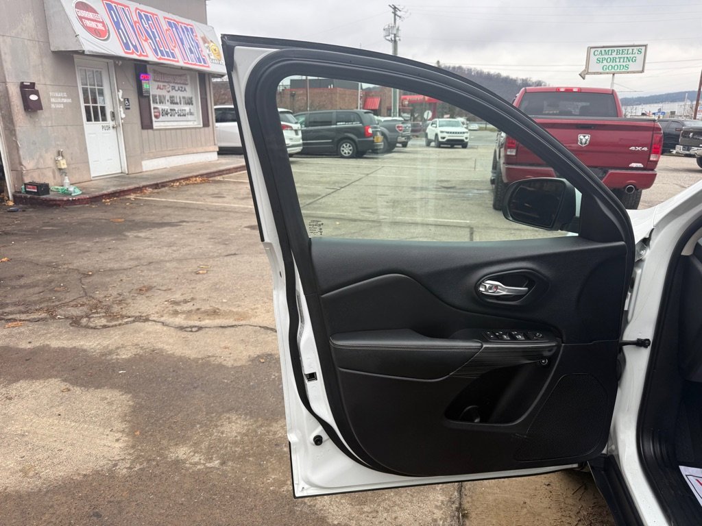 Used 2016 Jeep Cherokee Limited image 19