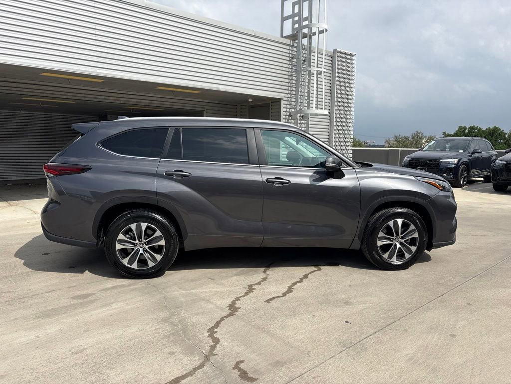 Used 2025 Toyota Highlander XLE FWD image 4