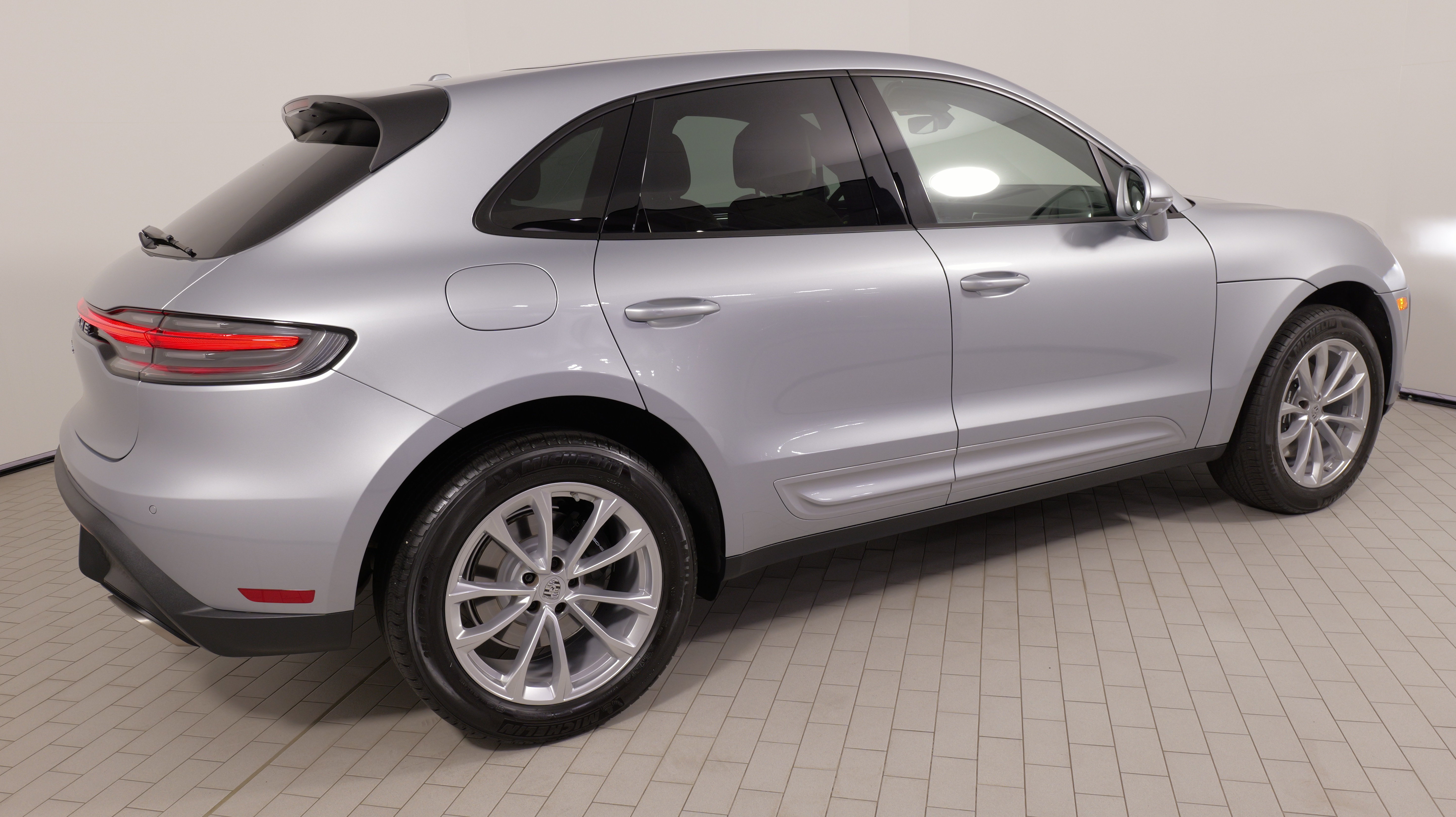 Used 2025 Porsche Macan AWD/4WD image 9