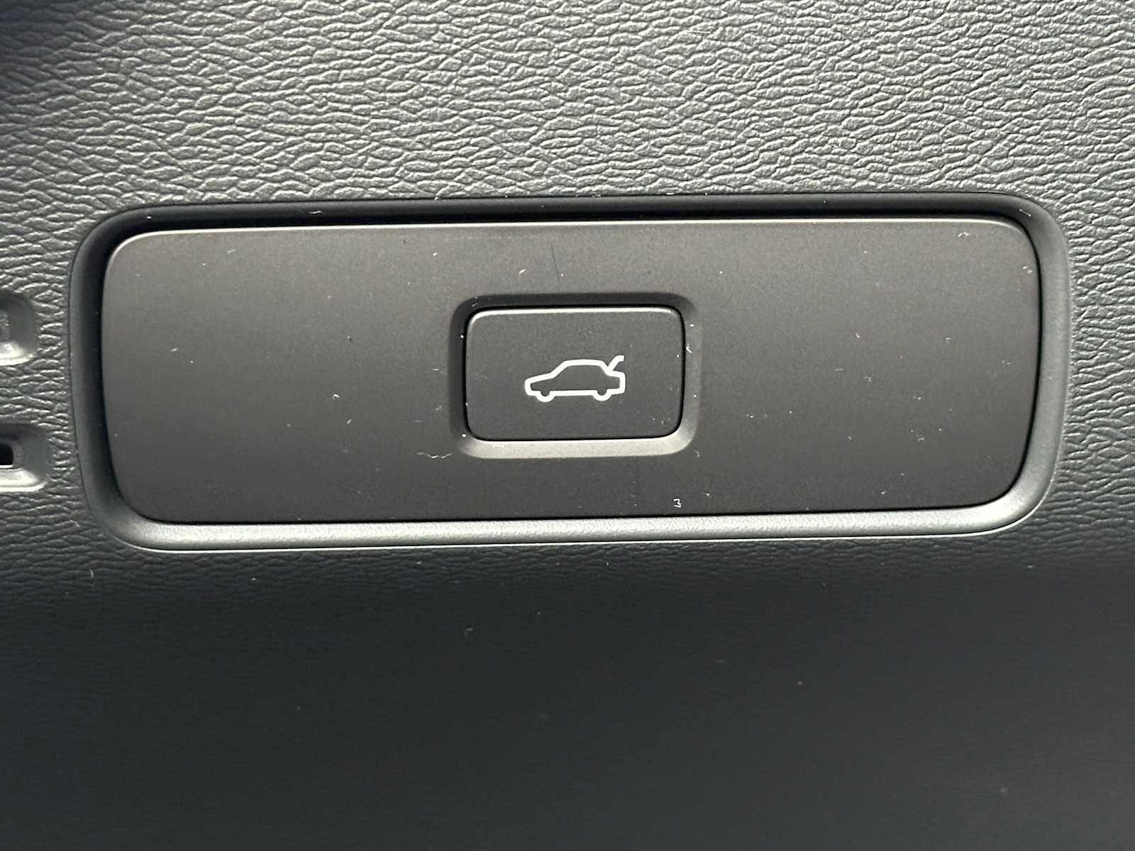 Certified 2023 Volvo XC40 Recharge Ultimate w/ Protection Package Premier image 30