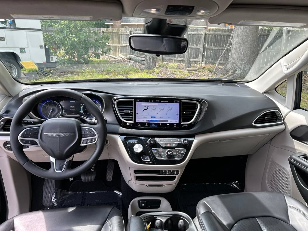 Used 2023 Chrysler Pacifica Touring-L FWD image 26